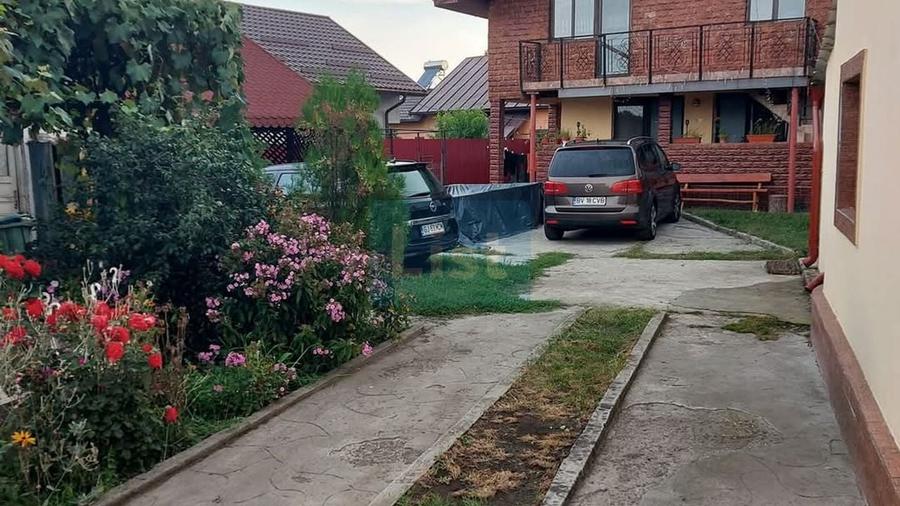 Casă cu 8 camere cu Canalizare în Drăguțești
