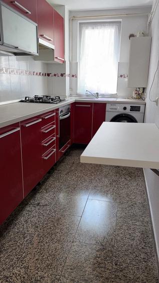 Apartament cu 3 camere semidecomandat în Cetate