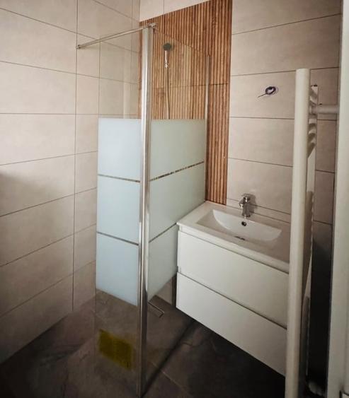 Casă individuală cu 4 camere cu Canalizare în Romanești