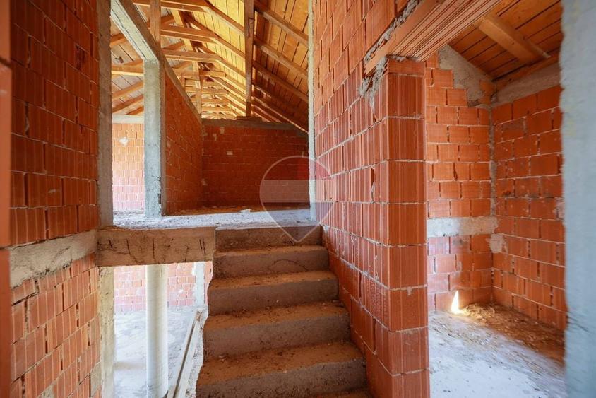 Casă cu 4 camere cu Teren 161 Mp în Central