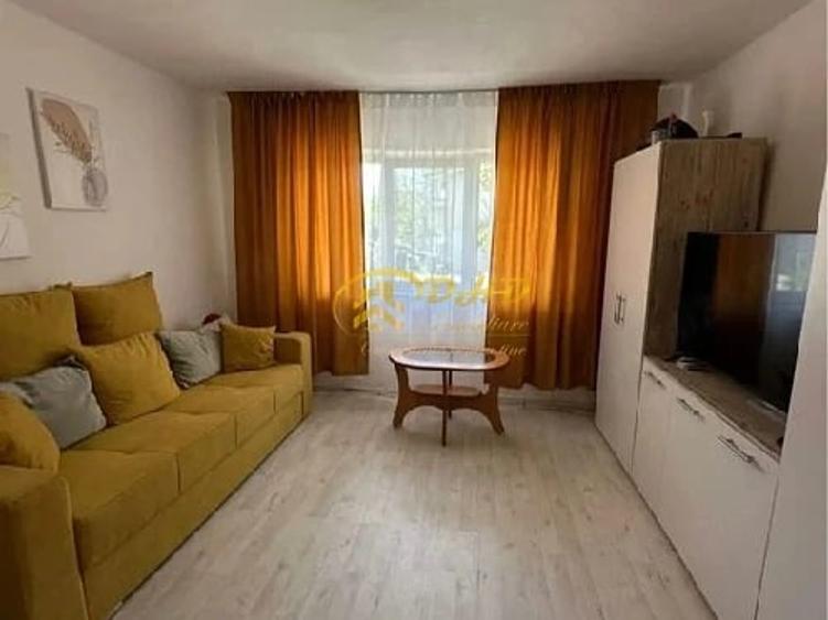 Apartament cu 3 camere semidecomandat în Balciu