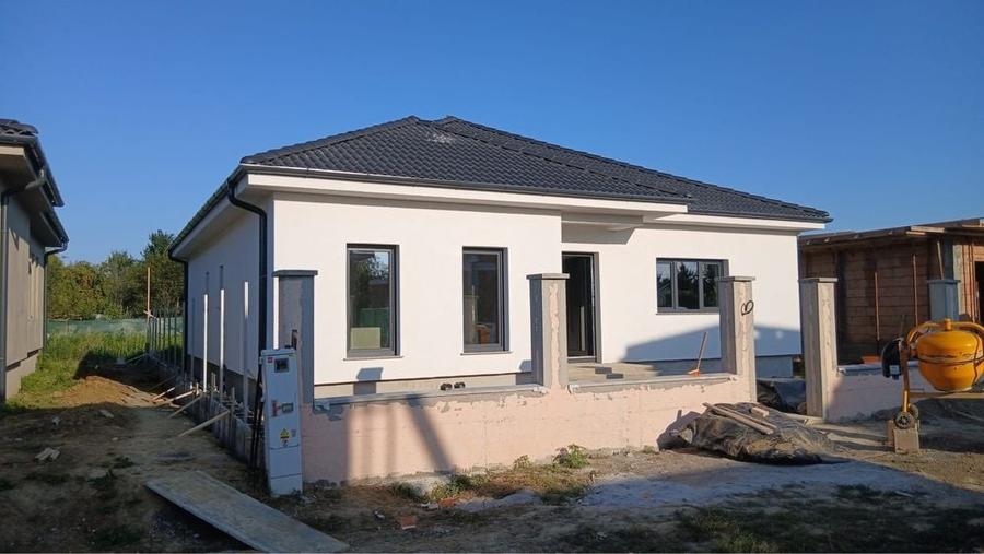 Casă cu 3 camere în Solidarității