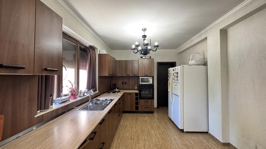 Casă individuală cu 5 camere cu Teren 700 Mp în Central