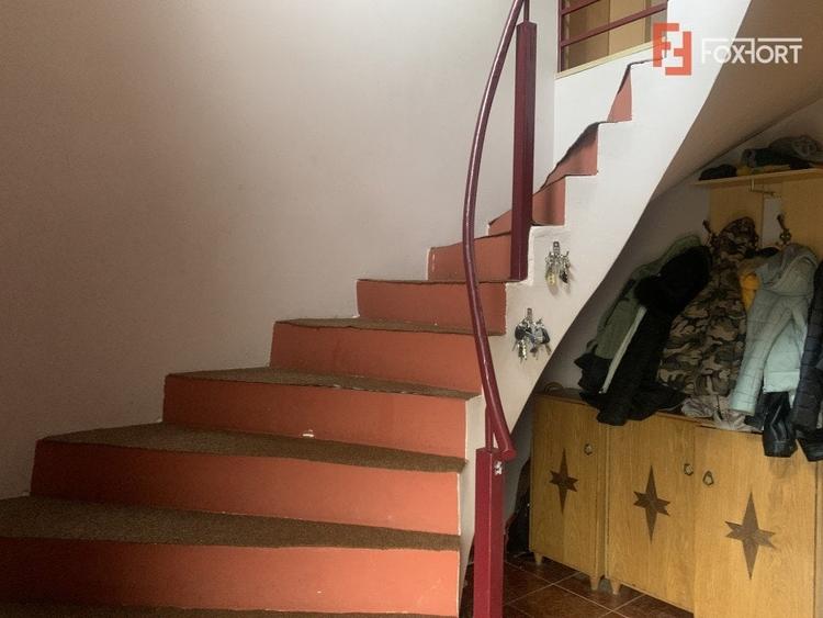 Casă individuală cu 9 camere cu Canalizare în Dumbrăvița