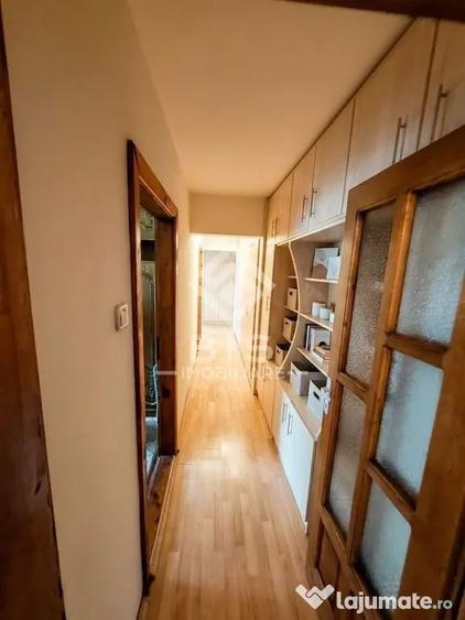 Apartament cu 4 camere semidecomandat în Central