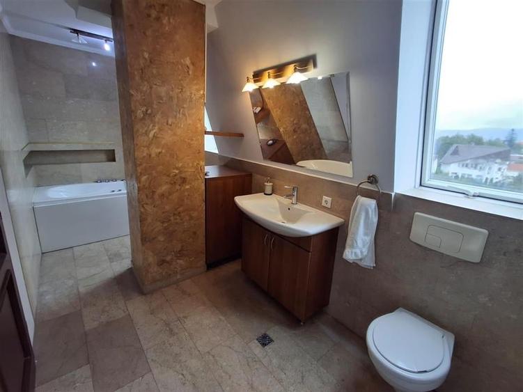 Apartament cu 4 camere semidecomandat în Central