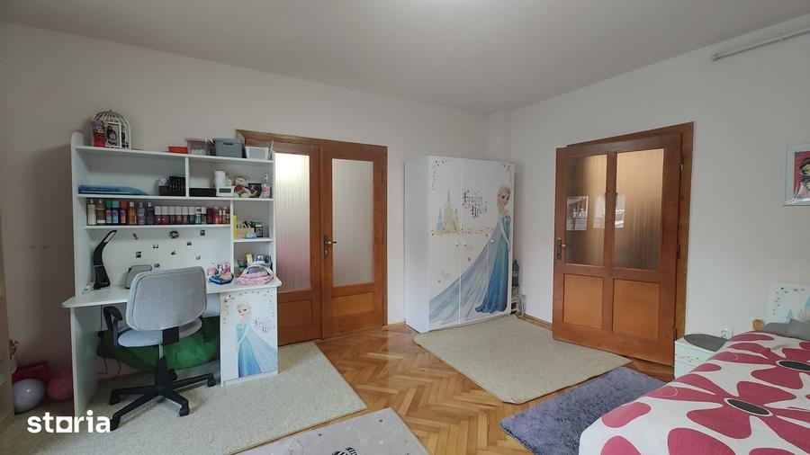 Casă cu 3 camere cu Teren 1080 Mp în Central