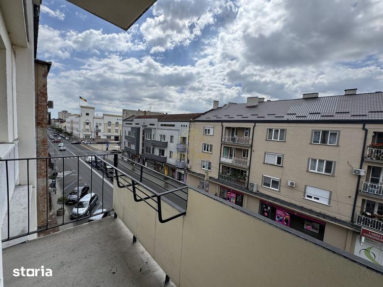 Apartament cu 3 camere semidecomandat în Central