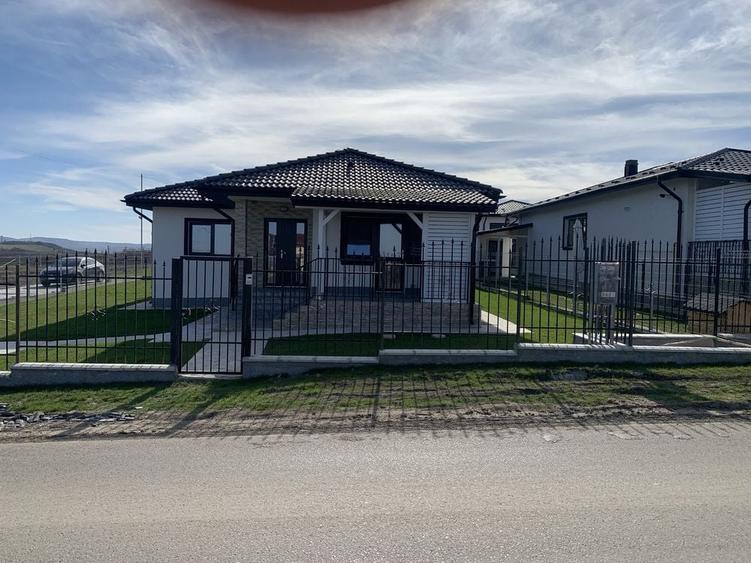 Casă cu 4 camere cu Teren 700 Mp în Valea Adâncă