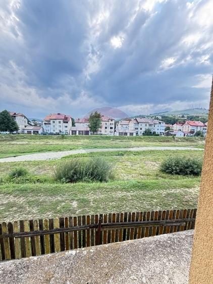 Casă individuală cu 5 camere cu Teren 302 Mp în Central