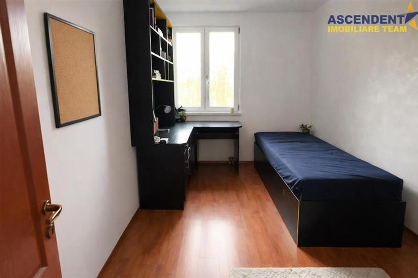 Casă individuală cu 8 camere cu Canalizare în Livezeni