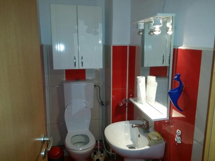 Apartament cu 3 camere decomandat, mobilat în Aradului