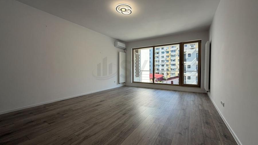 Apartament cu 4 camere semidecomandat în Iancului