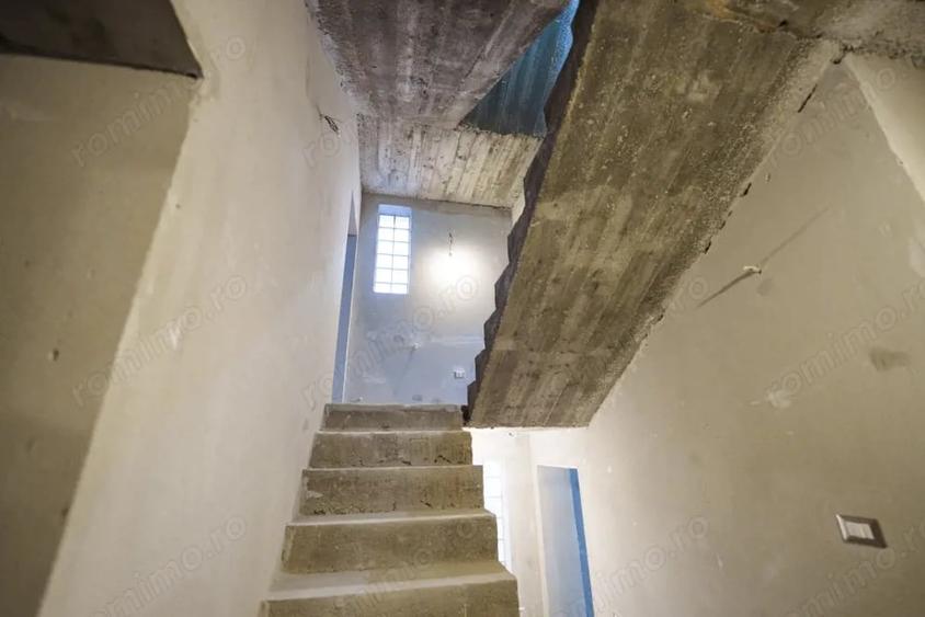Casă cu 8 camere cu Teren 265 Mp în Romanești