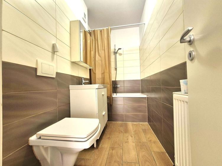 Apartament cu 3 camere decomandat în Tractorul