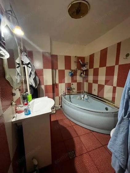 Apartament cu 4 camere semidecomandat, mobilat în Ultracentral