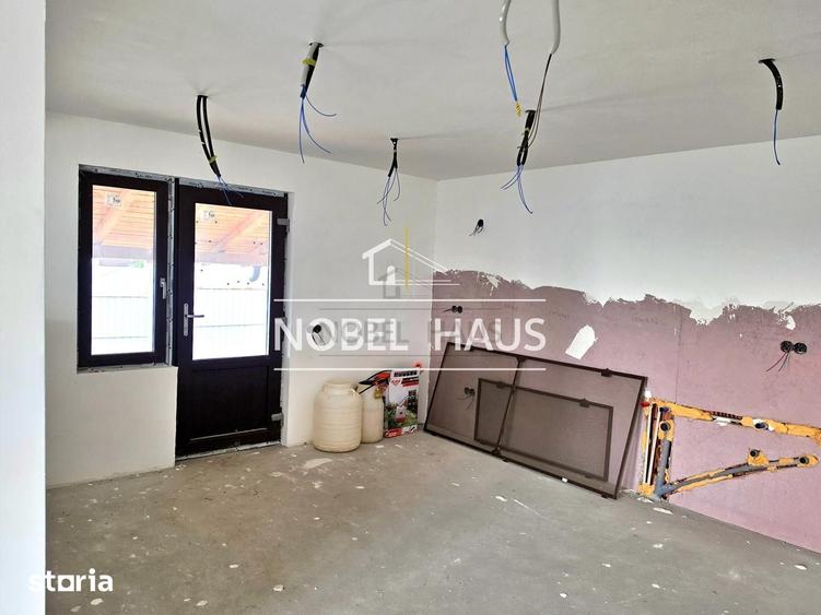 Casă cu 7 camere cu Teren 600 Mp în Perieni