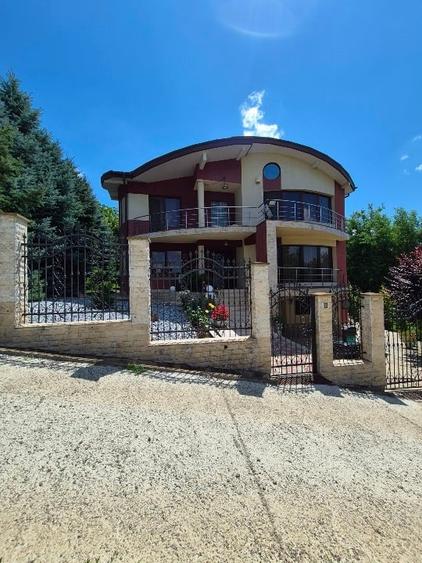 Casă individuală cu 7 camere cu Canalizare în Bucium