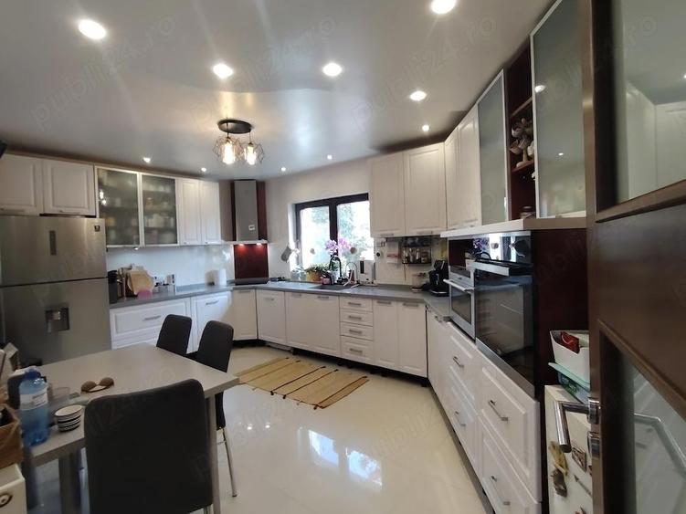 Casă cu 7 camere cu Teren 900 Mp în 1 Decembrie