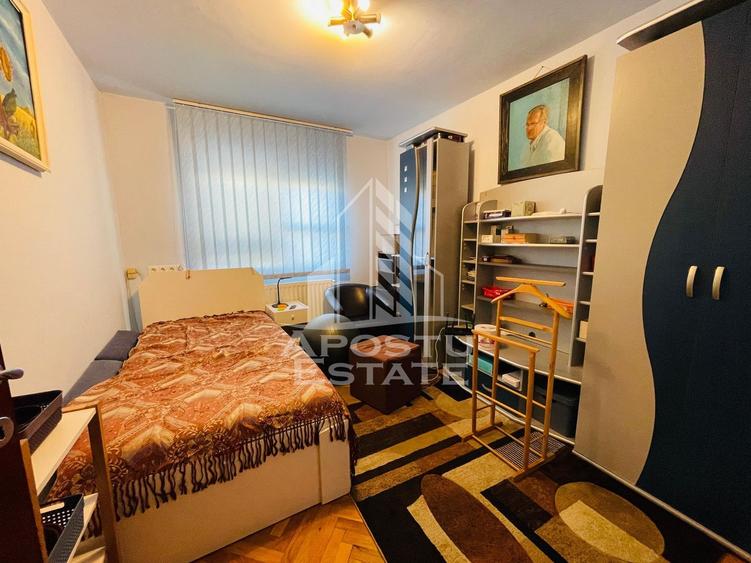 Apartament cu 3 camere decomandat în Miron Costin