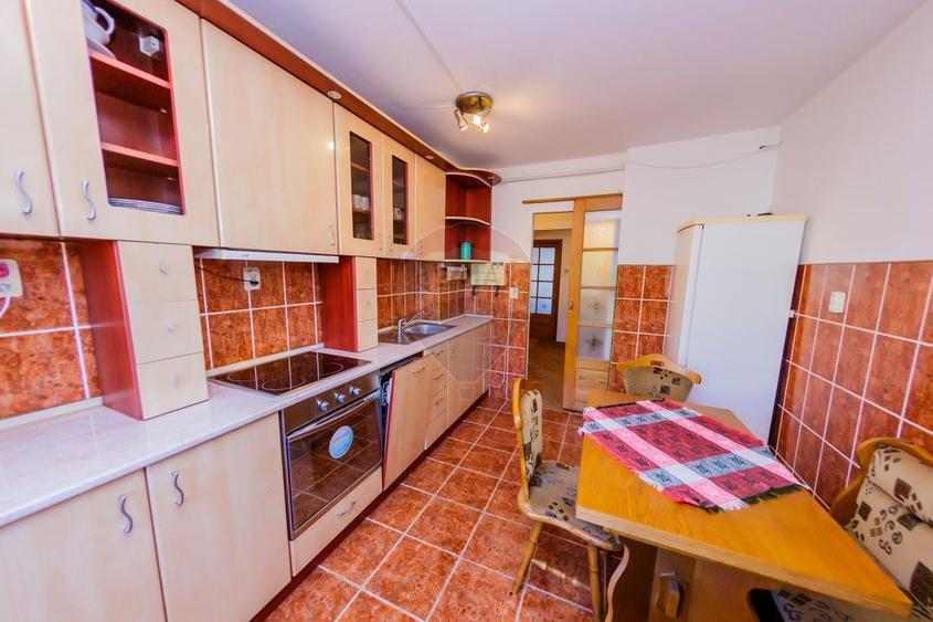 Apartament cu 4 camere decomandat, mobilat în Republicii