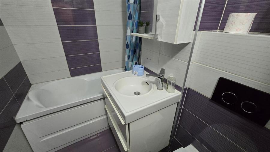 Apartament cu 3 camere decomandat, mobilat în Central