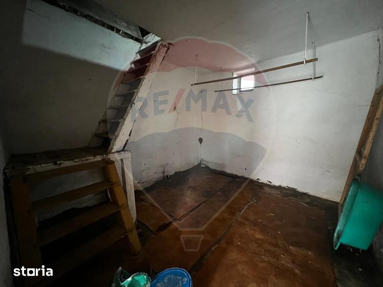 Casă cu 4 camere semidecomandat cu Teren 2144 Mp în Șeitin