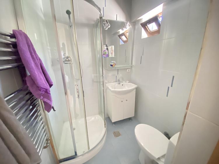 Apartament cu 3 camere semidecomandat, mobilat în Tineretului