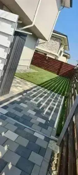 Casă cu 4 camere cu Canalizare în Est