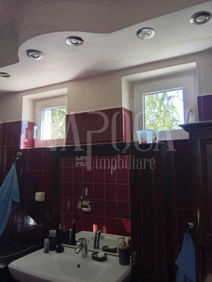 Casă individuală cu 8 camere cu Canalizare în Central