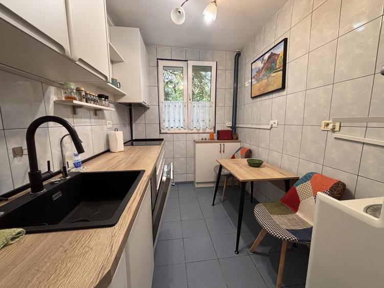 Apartament cu 3 camere semidecomandat în P-ța Muncii