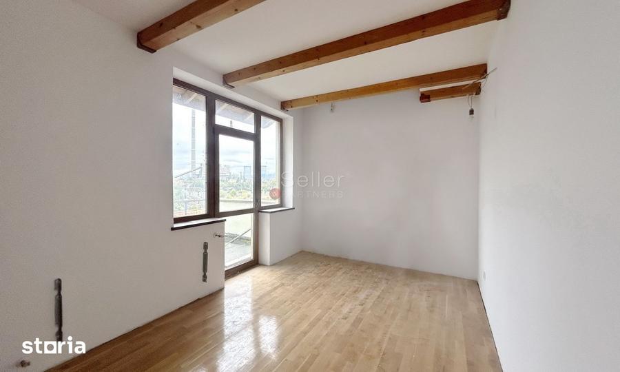 Casă cu 7 camere cu Teren 178 Mp în Florilor
