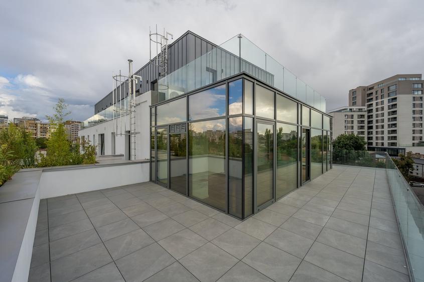 Penthouse cu 4 camere semidecomandat în Timpuri Noi