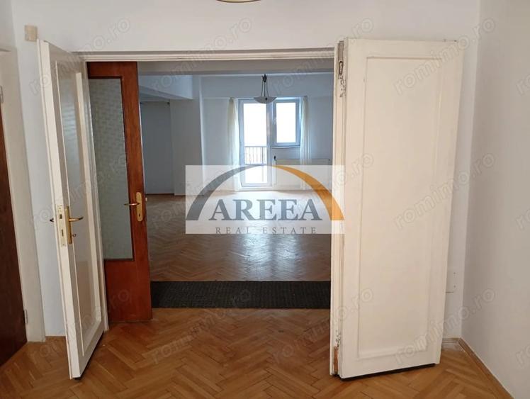 Apartament cu 4 camere semidecomandat în Universitate