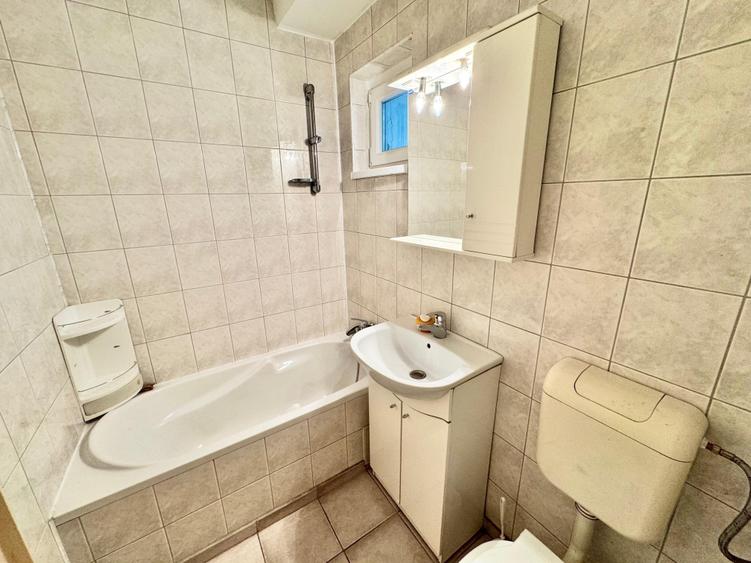Apartament cu 3 camere semidecomandat în Lujerului
