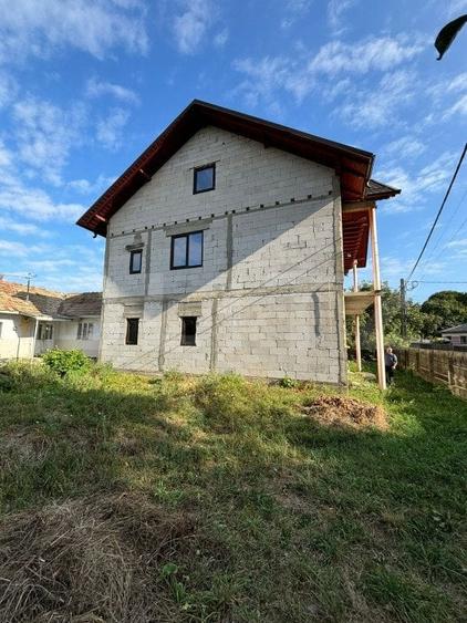 Casă individuală cu 4 camere cu Teren 250 Mp în Exterior Sud