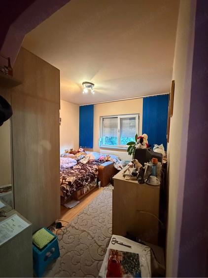 Apartament cu 3 camere semidecomandat, mobilat în Central