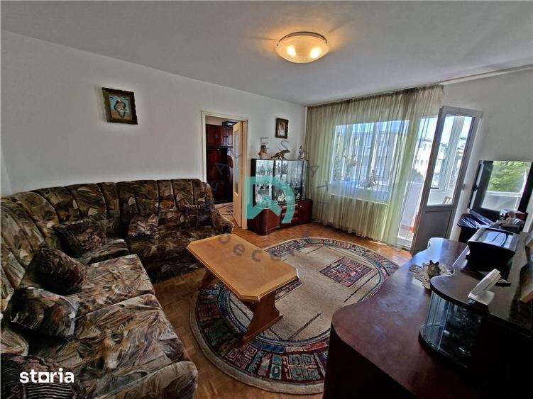 Apartament cu 3 camere semidecomandat în Astra