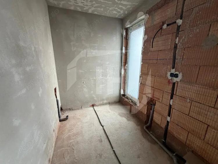 Apartament cu 4 camere semidecomandat în Mărăști