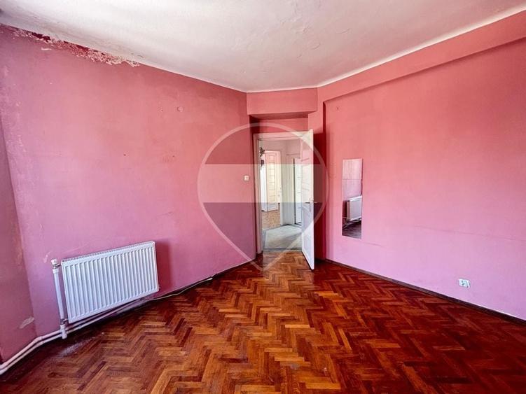 Apartament cu 3 camere semidecomandat în Periferie