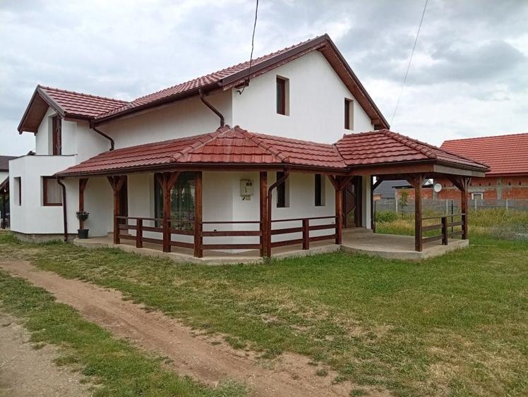 Casă cu 4 camere în Frumușeni