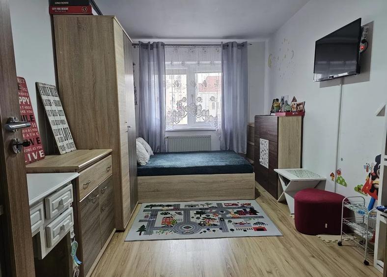 Apartament cu 3 camere în Cetate