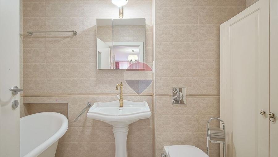 Apartament cu 3 camere decomandat, mobilat în Tractorul