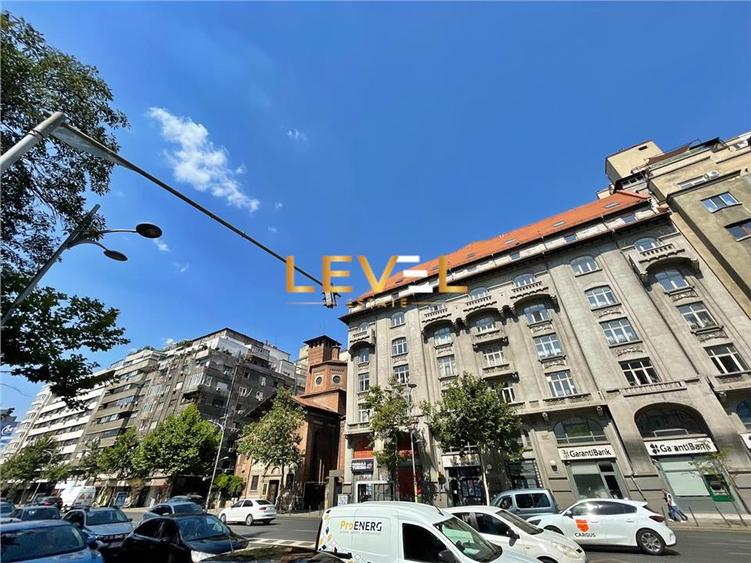 Apartament cu 3 camere semidecomandat, mobilat în Universitate
