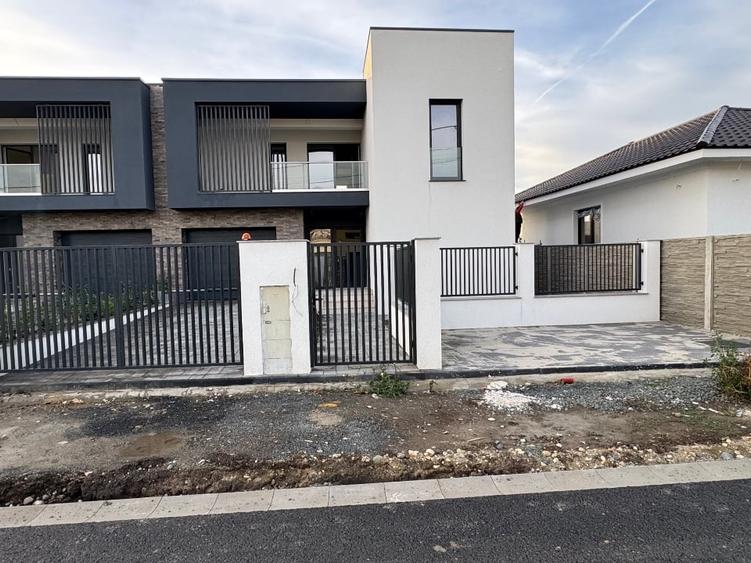 Duplex cu 5 camere cu Canalizare în Dumbrăvița