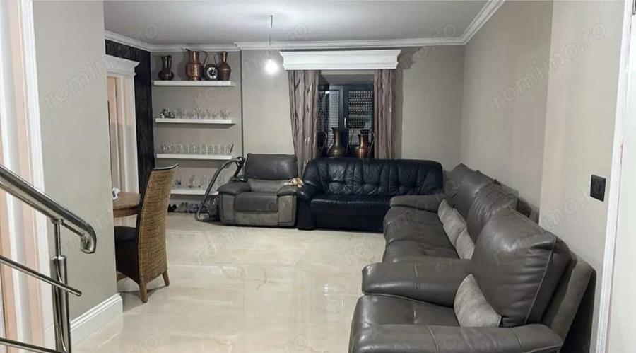 Casă cu 8 camere cu Teren 750 Mp în Central