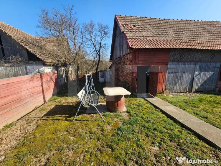 Casa din caramida, 4 camere, ?ura ?i curte mare S - 9