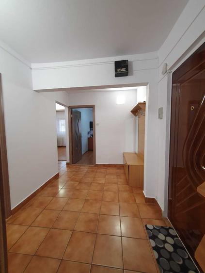 Inchiriez Apartament cu 3 camere decomandate etaj 1/4 - 1