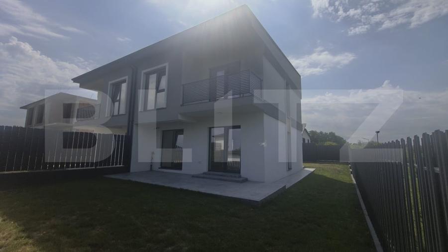 Duplex cu 4 camere cu Canalizare în Bucium