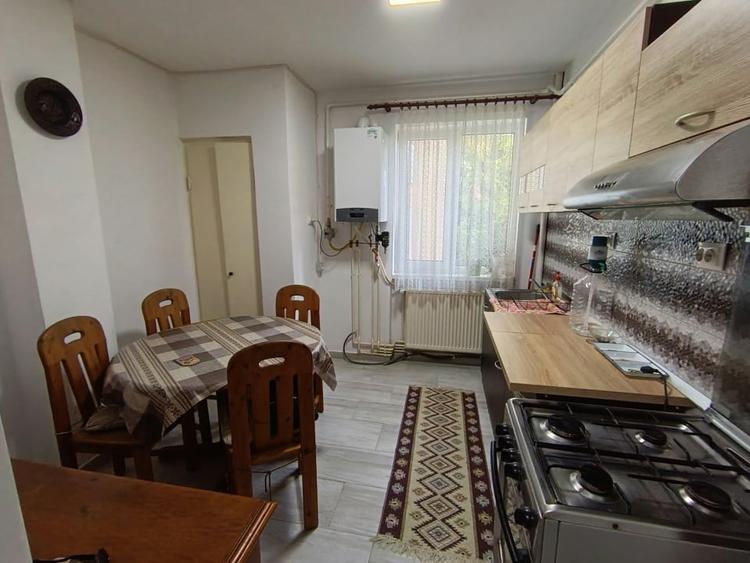 Apartament cu 4 camere semidecomandat, mobilat în Săsar